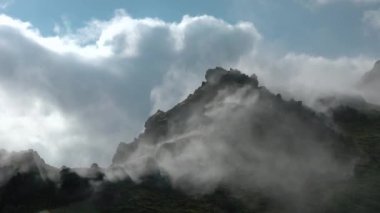 İzlanda. Dumanlı Dünya. İzlanda 'nın manzaraları. Kutup doğasının güzelliği. İzlanda 'daki kutup manzarası, güzel İzlanda arazileri ve kırsal kesimlerdeki yollar. Fümerol patlaması.