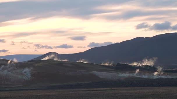 吸烟的地球 冰岛的风景 北极大自然的美丽 冰原上的北极景观 乡村美丽的冰原和道路 排泄福纳罗利 — 图库视频影像