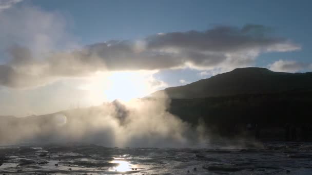 アイスランド 喫煙する地球 アイスランドの風景 北極の自然の美しさ アイスランドの北極の風景 田舎の美しいアイスランドの田園地帯と道路 フェルマロールの噴出 — ストック動画