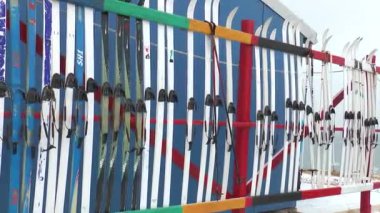 Kayak yapıyorum. Kış mevsiminde kayak, kayak merkezi, dağlar ve kayak sporları. Güneşli bir kış gününde, karlı dağların tepesinde ekipmanlar.