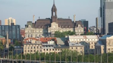 Montreal. Quebec, Kanada. Şehrin Panorama 'sı. St. Lawrence Nehri 'nin manzarası. Montreal şehir manzarası. Şehir merkezi, gökdelenler, binalar, eski limanlar. Güzel mavi gökyüzü, yaz zamanı.