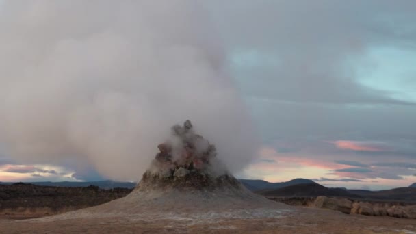 Islandia Hermoso Paisaje Natural Con Montañas Humeantes Cielos Espectaculares Fumarolas — Vídeo de stock