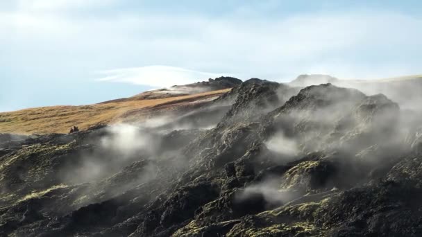 Izland Gyönyörű Természeti Táj Füstölgő Hegyekkel Drámai Égbolttal Fumarolok — Stock videók