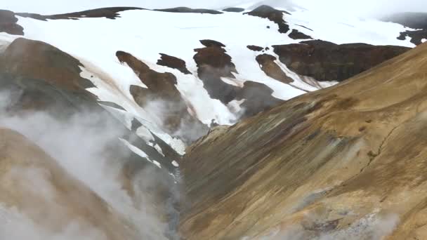 一个美丽的自然景观与烟雾弥漫的山脉和戏剧性的天空 Fumaroles — 图库视频影像
