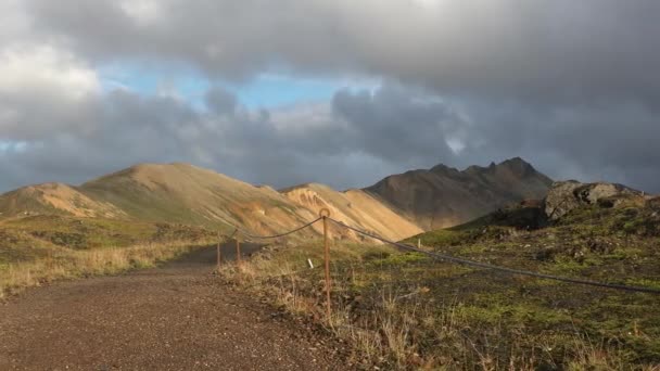Izland Gyönyörű Természeti Táj Füstölgő Hegyekkel Drámai Égbolttal Fumarolok — Stock videók