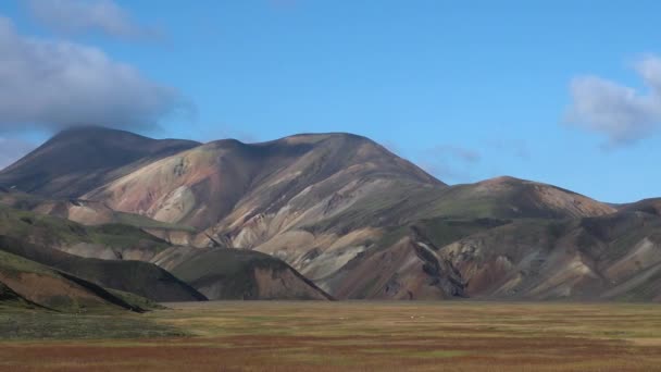 一个美丽的自然景观与烟雾弥漫的山脉和戏剧性的天空 Fumaroles — 图库视频影像