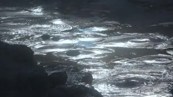发泡的灰泥巴 地热区域的闭合 火热地热火山灰池沸腾 特写镜头射出水蒸气湖中的气泡 泥浆和蒸汽 — 图库视频影像