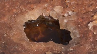 Dallol sülfür kaynakları ve havuzlar. Sülfür yayları, dünya dışı renkli ve güzel bir manzara yaratır. Köpüren maden suyunun doğal pınarı.