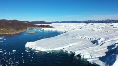 Grönland buzdağlarının ve buzulların havadan görünüşü. İklim ve hava değişiklikleri küresel ısınmaya yol açar. Ekolojik sorunlar. Kuzey Kutbu ve Antarktika manzarası. Doğanın harikaları. Ilulissat buz fiyordu.