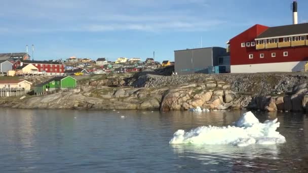Óceán Jéghegyek Grönlandi Település Grönland Sarkvidéki Faluja Ilulissat Színes Inuit — Stock videók