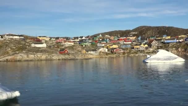 Ocean Isberg Och Grönländsk Bosättning Grönlands Arktiska Ilulissat Färgglada Inuithus — Stockvideo