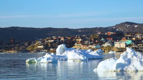 Oceano Iceberg Insediamento Groenlandia Groenlandia Villaggio Artico Ilulissat Case Colorate — Video Stock