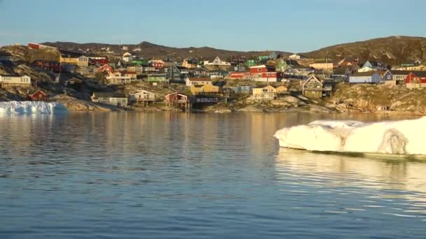 Океан Айсберги Ґренландія Гренландське Арктичне Село Ілуліссат Барвисті Інуїтські Будинки — стокове відео