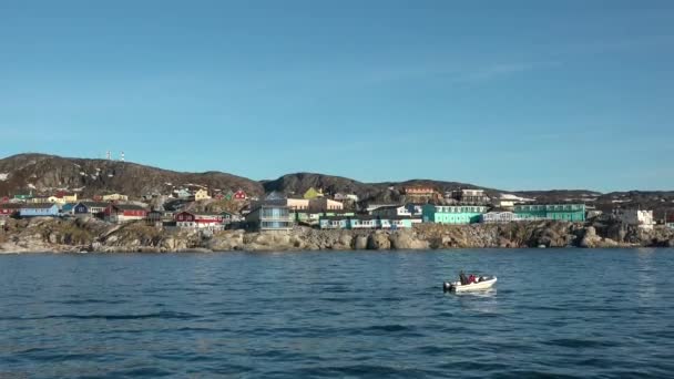 Океан Айсберги Ґренландія Гренландське Арктичне Село Ілуліссат Барвисті Інуїтські Будинки — стокове відео