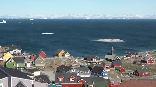 Океан Айсберги Гренландское Поселение Гренландская Арктическая Деревня Илулиссат Красочные Инуитские — стоковое видео