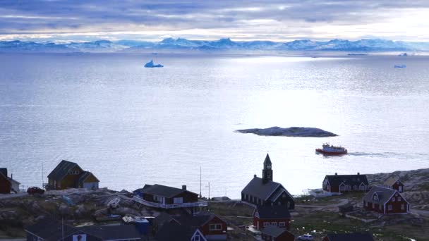 Ocean Isberg Och Grönländsk Bosättning Grönlands Arktiska Ilulissat Färgglada Inuithus — Stockvideo