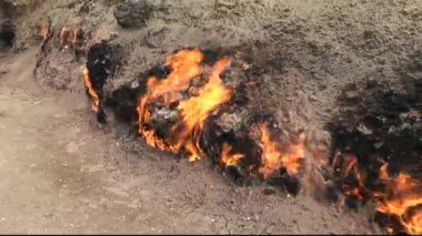 Ekoloji, küresel ısınma. Ateşle. Dünya yüzeyinden gelen yanan gaz alevleri. Dışarıda alevler kükreyen gaz. Çevre kirliliği kavramı. Dünya 'daki çevre felaketi.