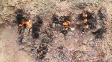Ekoloji, küresel ısınma. Ateşle. Dünya yüzeyinden gelen yanan gaz alevleri. Dışarıda alevler kükreyen gaz. Çevre kirliliği kavramı. Dünya 'daki çevre felaketi.