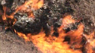 Ekoloji, küresel ısınma. Ateşle. Dünya yüzeyinden gelen yanan gaz alevleri. Dışarıda alevler kükreyen gaz. Çevre kirliliği kavramı. Dünya 'daki çevre felaketi.