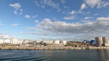 Gökyüzü ve bulutlar. Zaman ayarlı. Liman. Tekneler ve vinçlerle liman bölgesinin zaman çizelgesi. Mavi gökyüzü beyaz bulutlar. Yazın mavi gökyüzü doğa mavi gökyüzü. Bulut zamanı hızlandırılmış doğa arkaplanı.