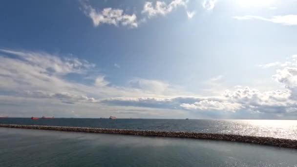 空と雲に タイムラプス シーポート タイムラプスはボートとクレーンで港を撮影した ブルースカイホワイト雲 夏の青空 自然の天気青空 クラウド時間の経過 自然の背景 — ストック動画