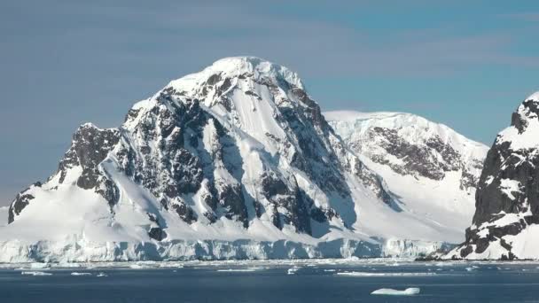 Antarktische Landschaft Mit Schneebedeckten Bergen Gletschern Und Eisbergen Eislandschaft Der — Stockvideo