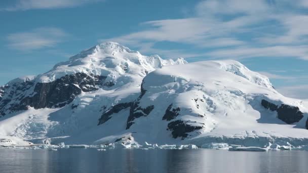 Ανταρκτική Τοπίο Χιονισμένα Βουνά Παγετώνες Και Παγόβουνα Τοπίο Παγωμένων Ακτών — Αρχείο Βίντεο