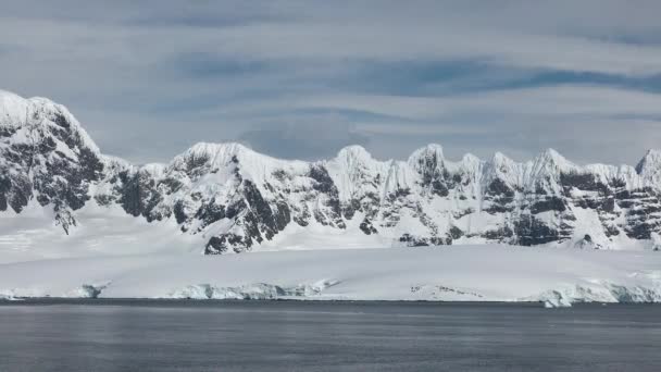 Paesaggio Antartico Con Montagne Innevate Ghiacciai Iceberg Paesaggio Spiagge Ghiacciate — Video Stock
