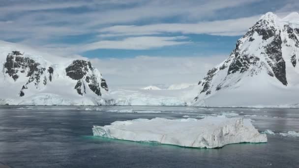 Paisaje Antártico Con Montañas Nevadas Glaciares Icebergs Paisaje Costas Heladas — Vídeos de Stock