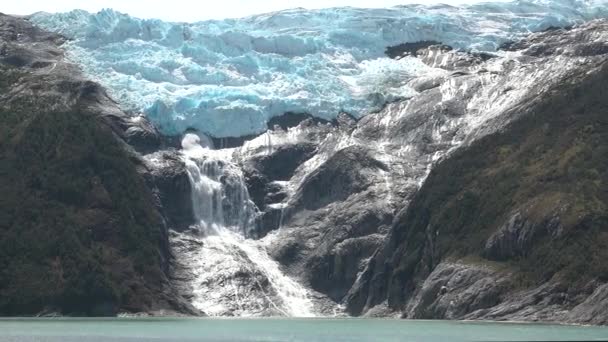 氷河を溶かす 自然の美しさ 気候変動と気候変動 地球温暖化と環境問題 温暖化の温度は徐々に氷河を融解する — ストック動画