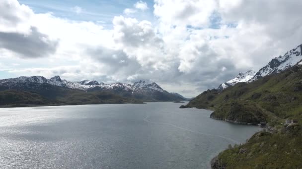ノルウェー旅行 山と海と自然の風景 海からの生態学的にきれいな自然のパノラマビュー 自由とは クリーンな環境 雪に覆われた山々 — ストック動画