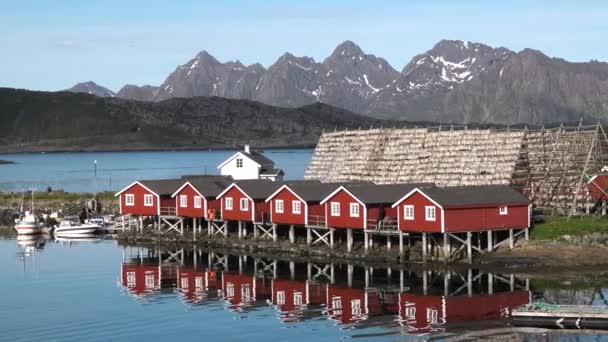 Scénický Pohled Malou Rybářskou Vesničku Červenými Domky Krásné Hory Pokryly — Stock video