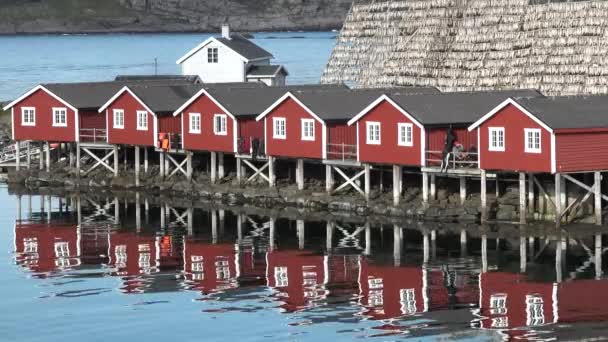 Γραφική Θέα Μικρού Ψαροχώρι Κόκκινα Σπίτια Όμορφα Βουνά Καλυμμένα Λευκό — Αρχείο Βίντεο