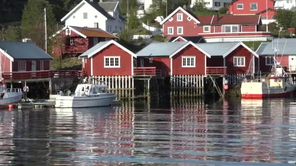 有红色房子的小渔村风景 美丽的群山覆盖着白雪 挪威Lofoten岛 峡湾岸边的小木屋 传统的木制老渔人房子 — 图库视频影像
