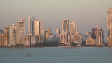 Cartagena, Kolombiya 20 Ocak 2020: Kartagena Karayipler kıyısında bir Kolombiya liman kentidir. Modern şehir. Gökdelenleri ve lüks evleri olan yeni modern bölge. Karayip Denizi, turizm beldesi.