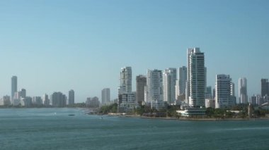 Cartagena, Kolombiya 20 Ocak 2020: Kartagena Karayipler kıyısında bir Kolombiya liman kentidir. Modern şehir. Gökdelenleri ve lüks evleri olan yeni modern bölge. Karayip Denizi, turizm beldesi.