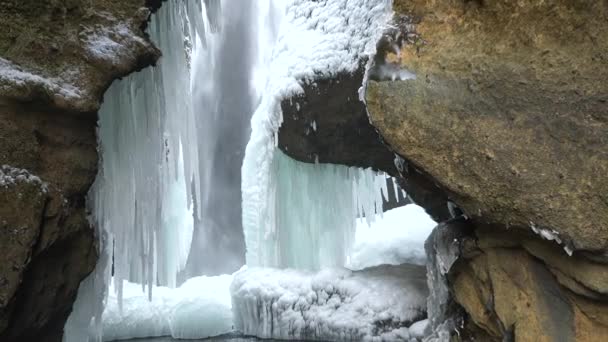 Zlanda Şelale Buz Kışın Donmuş Şelale Büyülü Bir Kış Manzarası — Stok video