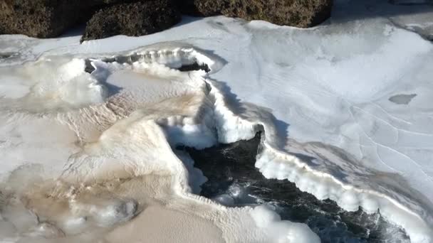 瀑布和冰 冬日冰冷的瀑布 迷人的冬景 北部美丽的自然 清澈的冰水冰岛著名的瀑布 — 图库视频影像