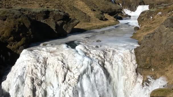 瀑布和冰 冬日冰冷的瀑布 迷人的冬景 北部美丽的自然 清澈的冰水冰岛著名的瀑布 — 图库视频影像