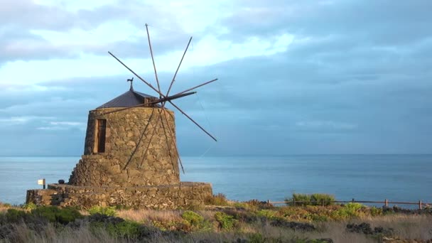Wiatrak Nad Oceanem Błękitne Niebo Chmury Azorskim Wiatrakiem Historyczny Tradycyjny — Wideo stockowe