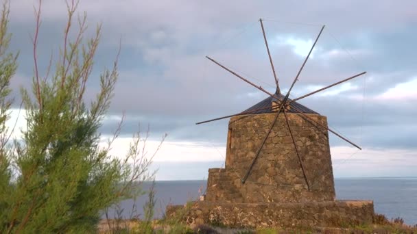 Windmolen Bij Oceaan Blauwe Lucht Wolken Achter Azoren Windmolen Historische — Stockvideo