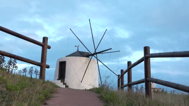 Windmolen Bij Oceaan Blauwe Lucht Wolken Achter Azoren Windmolen Historische — Stockvideo
