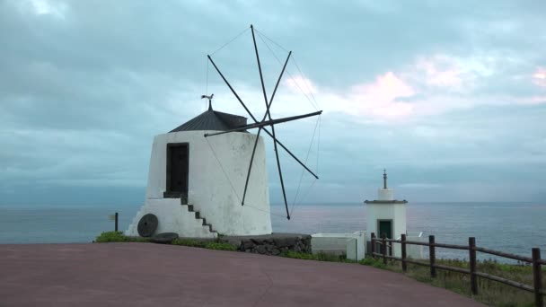 Wiatrak Nad Oceanem Błękitne Niebo Chmury Azorskim Wiatrakiem Historyczny Tradycyjny — Wideo stockowe