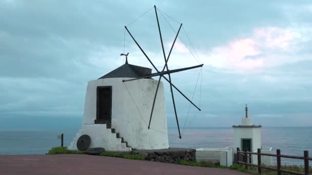 Ветряная Мельница Океана Голубое Небо Облака Позади Азорской Ветряной Мельницы — стоковое видео