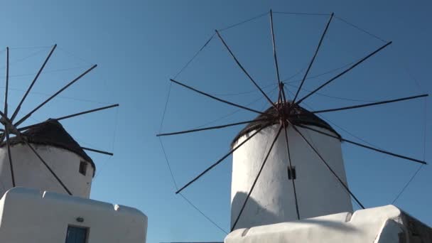 海からの風車 アゾリア風車の背後にある青い空と雲 歴史的な伝統的なアゾレス風車 — ストック動画