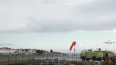Pistte bir uçak. Atlantik Okyanusu 'ndaki bir adada havaalanı. Azores takımadalarındaki havaalanı. Sata Air Azores Havaalanı Corvo Adası 'ndan kalkıyor. Geliş, gidiş..