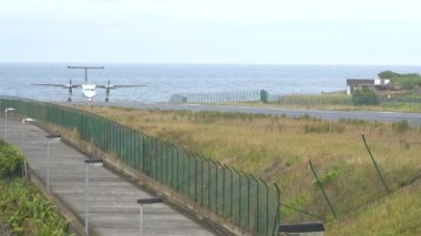 Pistte bir uçak. Atlantik Okyanusu 'ndaki bir adada havaalanı. Azores takımadalarındaki havaalanı. Sata Air Azores Havaalanı Corvo Adası 'ndan kalkıyor. Geliş, gidiş..
