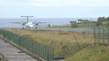 Pistte bir uçak. Atlantik Okyanusu 'ndaki bir adada havaalanı. Azores takımadalarındaki havaalanı. Sata Air Azores Havaalanı Corvo Adası 'ndan kalkıyor. Geliş, gidiş..