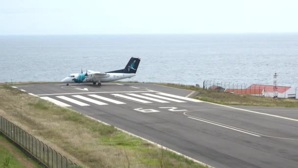 Aeroplano Sulla Pista Campo Aviazione Isola Nell Oceano Atlantico Aeroporto — Video Stock