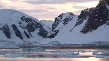 Antarktika. Güney kutbunda donmuş okyanus suyu. Gezegenin ekolojisi. Küresel ısınma ve iklim değişikliği karşısında buzdağları. Temiz buz okyanus dalgaları tarafından çarpıldı. Doğadaki Ozon delikleri
